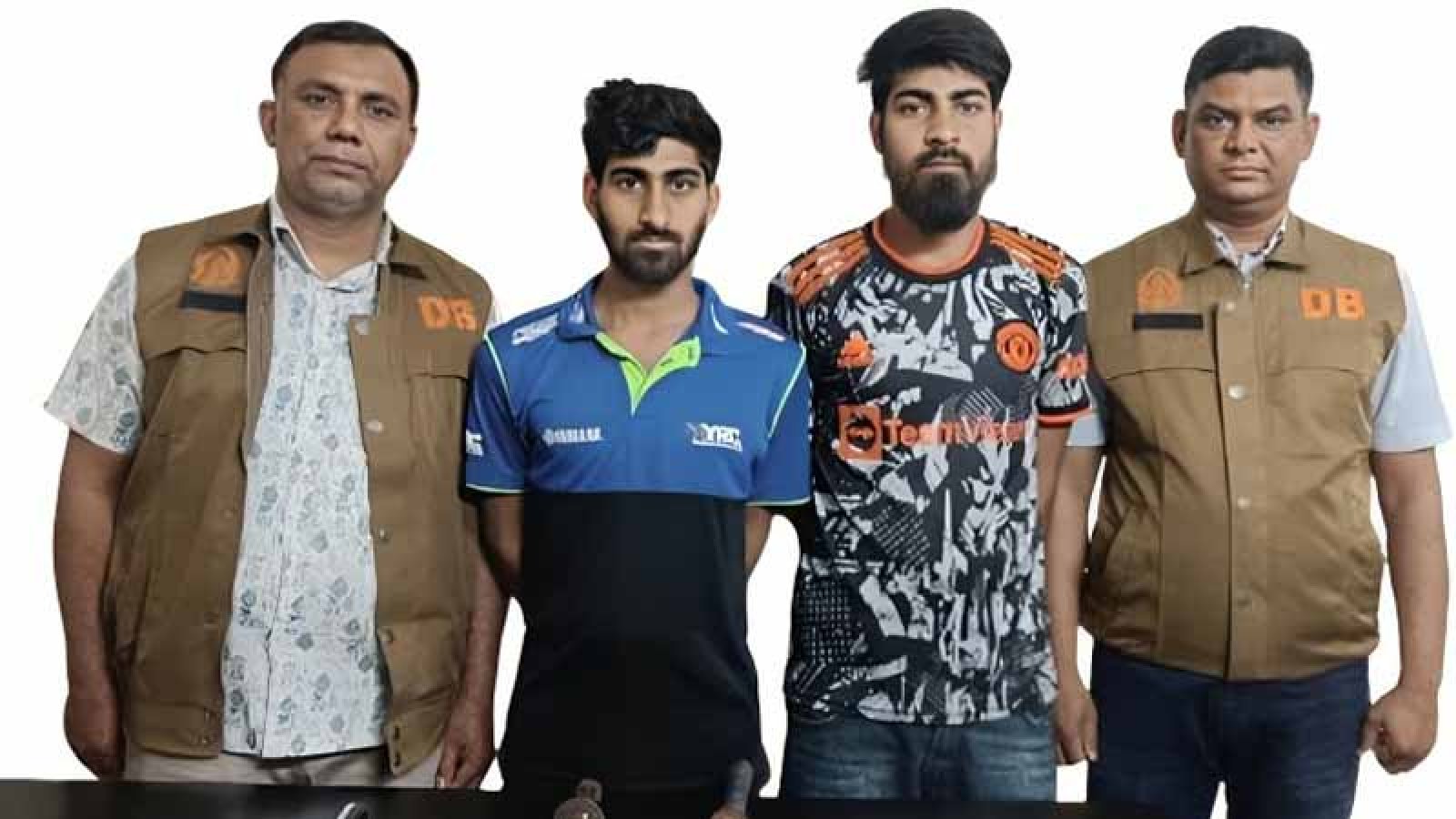 রাজশাহীতে ছিনতাইকারী চক্রের ২ সদস্য গ্রেপ্তার, অস্ত্র, মাদক ও মোটরসাইকেল উদ্ধার