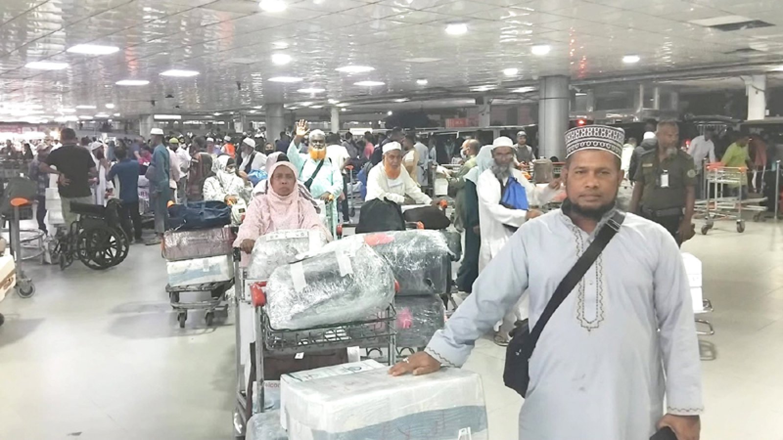 অবশেষে বিকল্প পথে শিশুসহ ঈশ্বরদীর ৫০ নারী-পুরুষ নিরাপদে দেশে ফিরেছেন
