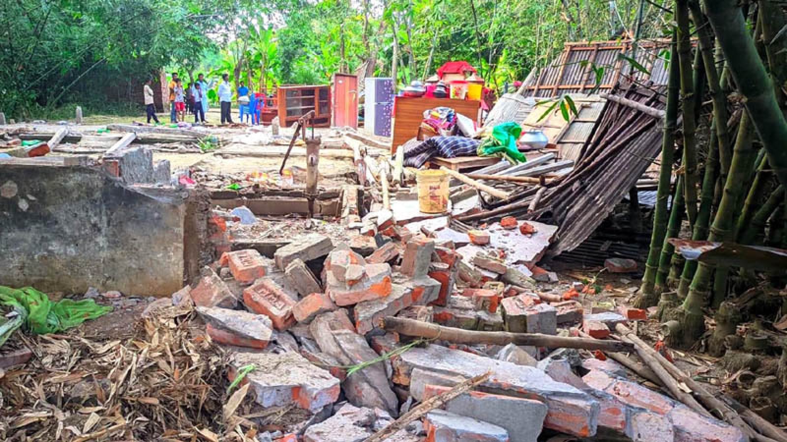 ঈশ্বরদীতে দুটি বসতবাড়ি ভেঙে মাটির সঙ্গে মিশিয়ে দিল প্রতিপক্ষ