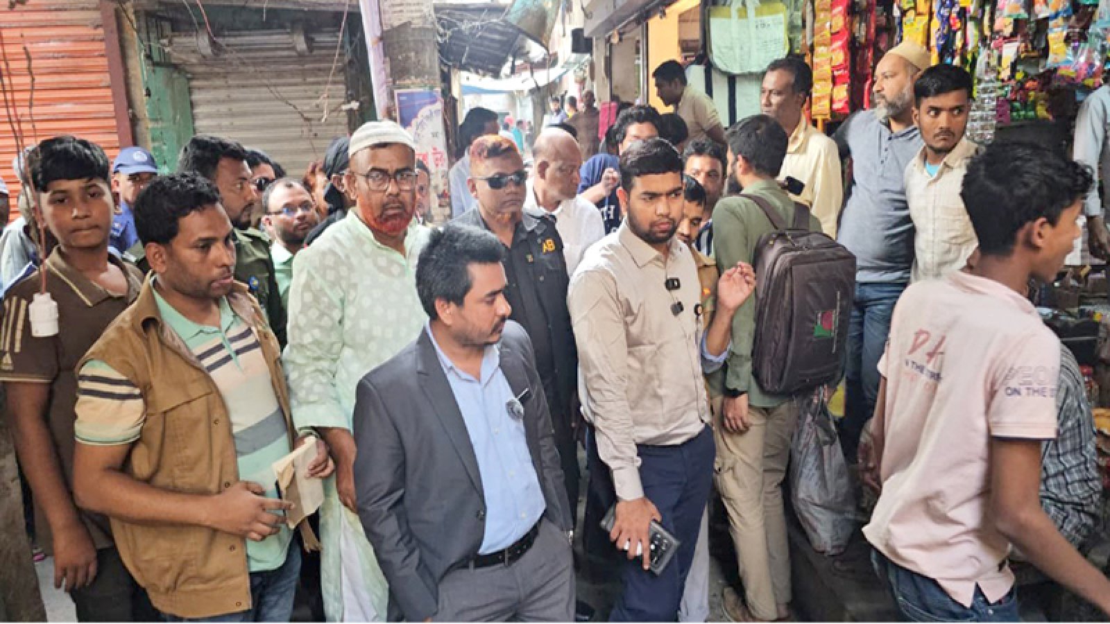 ঈশ্বরদীতে ফুটপাত দখলমুক্ত করতে অভিযান, ২০ হাজার টাকা জরিমানা