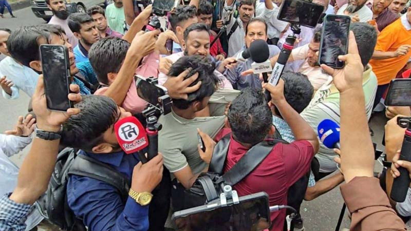ধানমন্ডি ৩২ নম্বরে জামায়াতের মিছিল শেষে সাংবাদিকদের ওপর হামলা, আহত ১