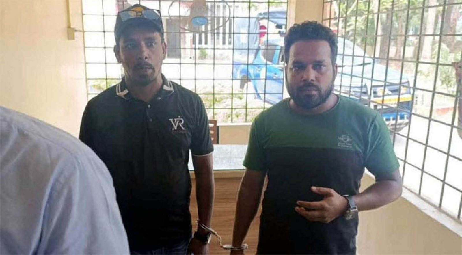 দুই সাংবাদিককে হাতকড়া পরিয়ে থানায় নেওয়া এসিল্যান্ড প্রত্যাহার
