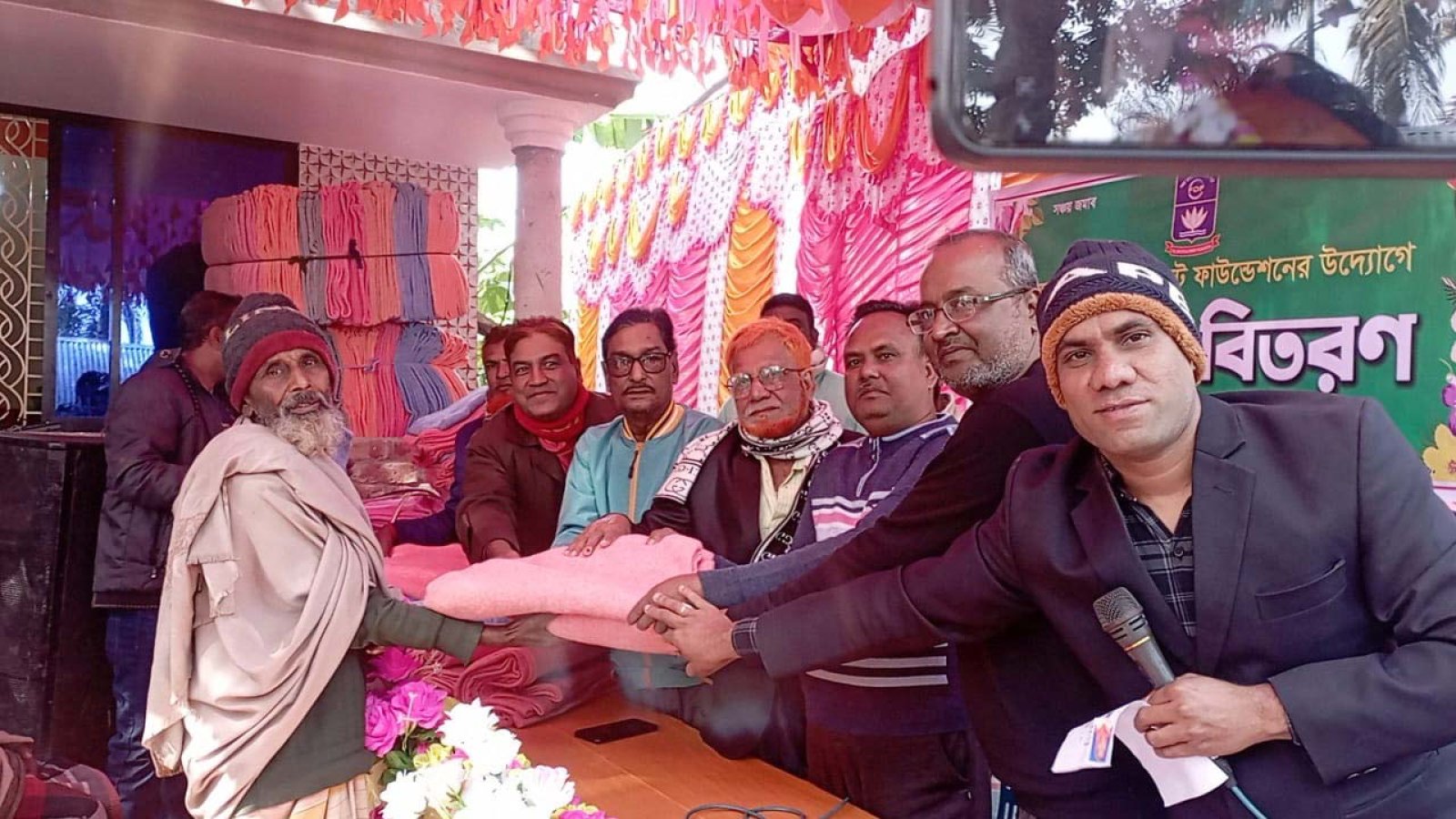 লালপুরে ফুলজান ডেভেলপমেন্ট ফাউন্ডেশনের উদ্যোগে শীতবস্ত্র বিতরণ