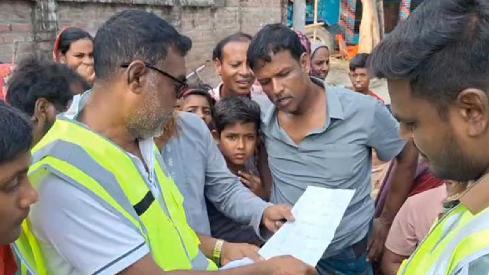 মেহেরপুরে বিএনপি নেতার বাড়িতে কাফনের কাপড় রেখে হুমকি