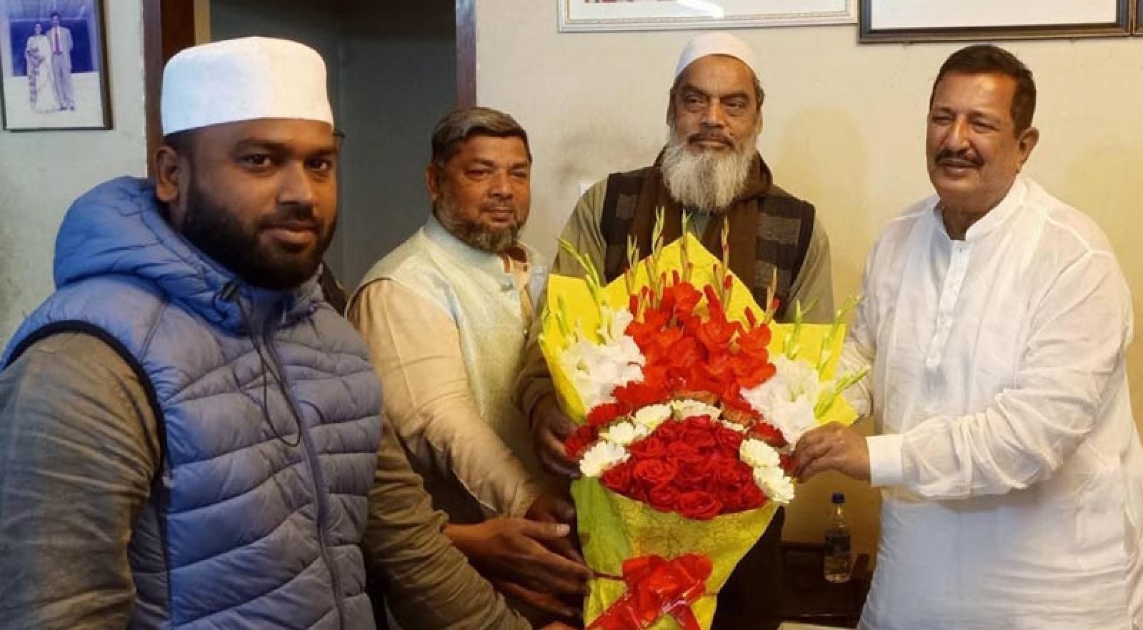 নবনির্বাচিত সংসদ সদস্য মিনুকে ফুলেল শুভেচ্ছা ও অভিনন্দন জানালো নগর জামায়াতে নেতৃবৃন্দ