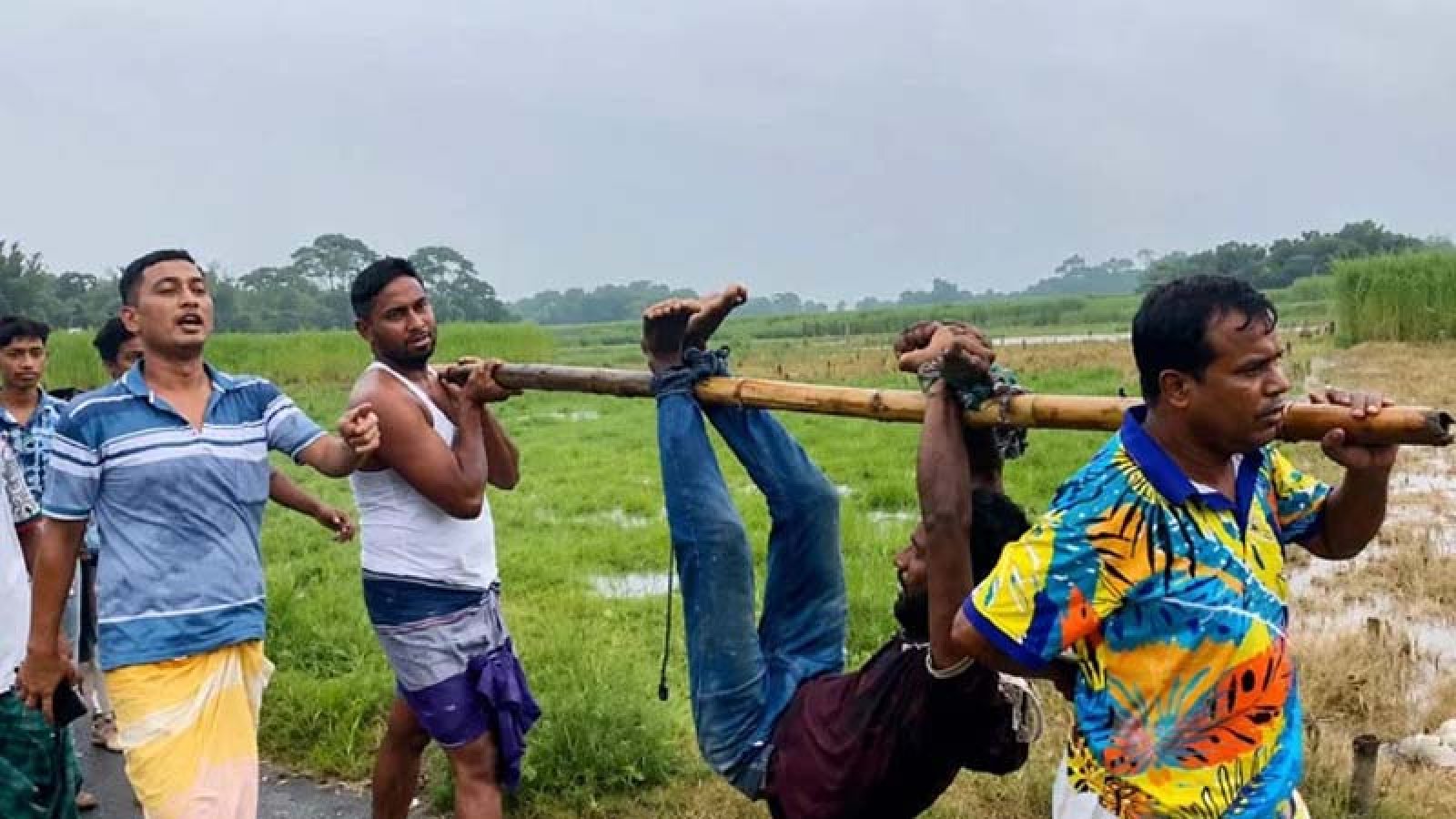 ইয়াবাসহ আটক দুই যুবককে ঝুলিয়ে ও নাচিয়ে পুলিশে সোপর্দ