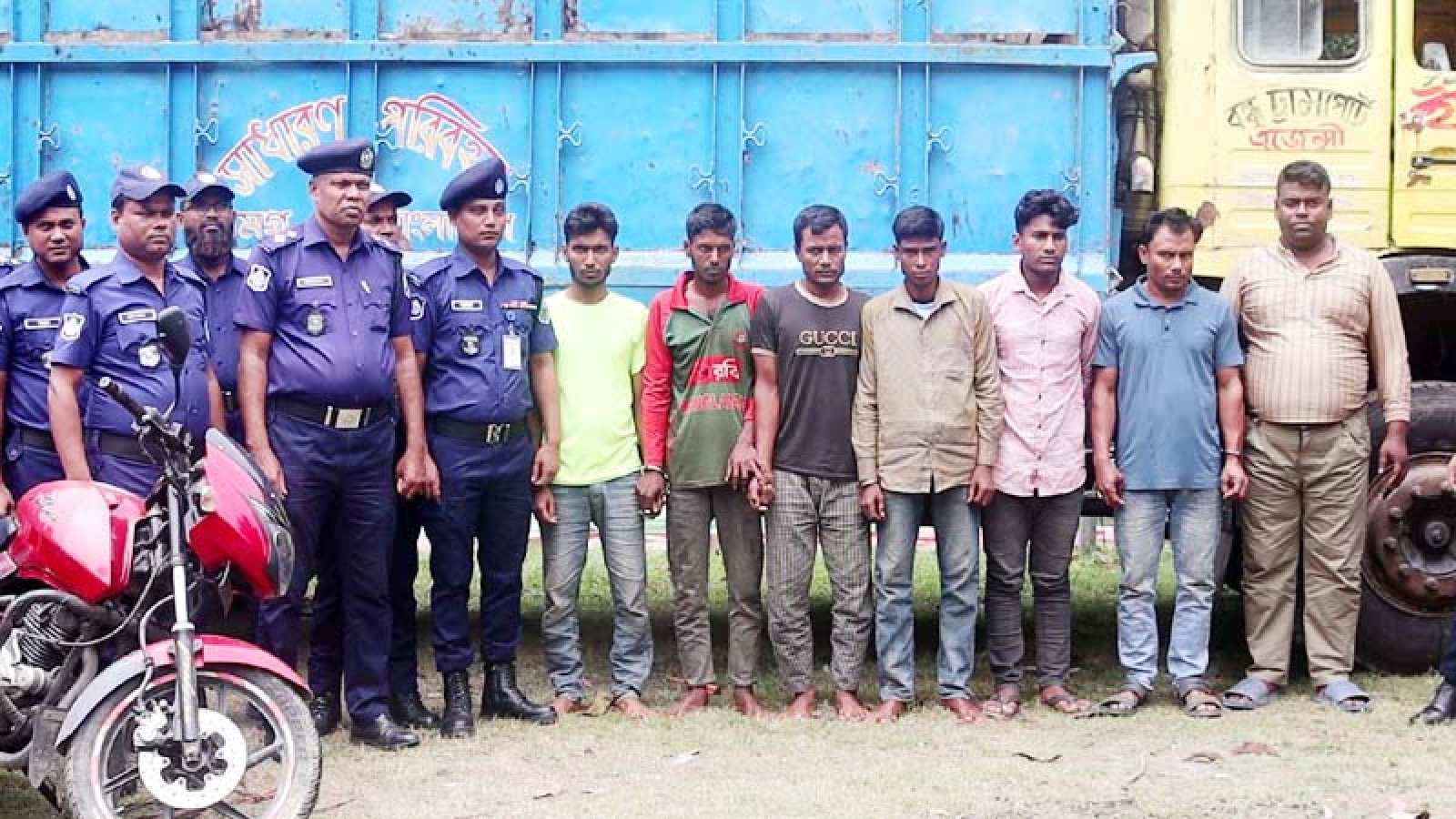 নওগাঁয় দেশি অস্ত্রসহ সাত ডাকাত সদস্য গ্রেপ্তার