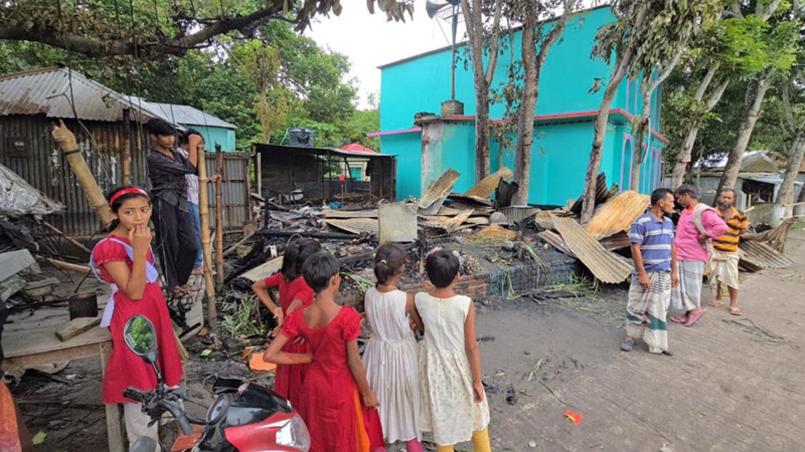 সাঁথিয়ায় গভীর রাতে আগুনে দোকান পুড়ে ভষ্মীভূত