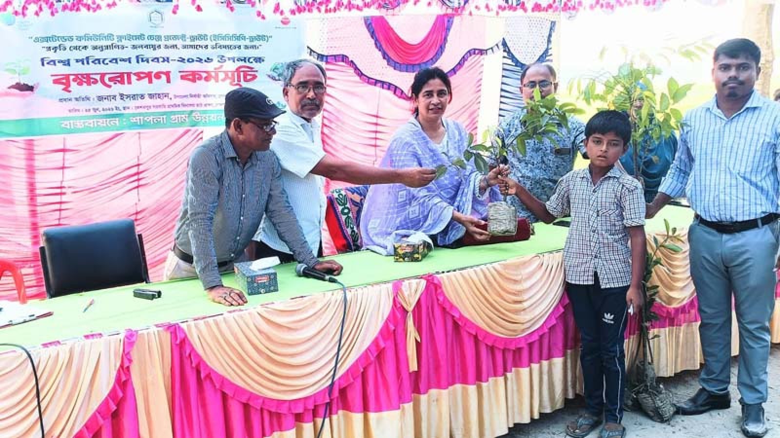 রাজশাহীতে শিক্ষার্থীদের মাঝে শাপলার গাছ বিতরণ