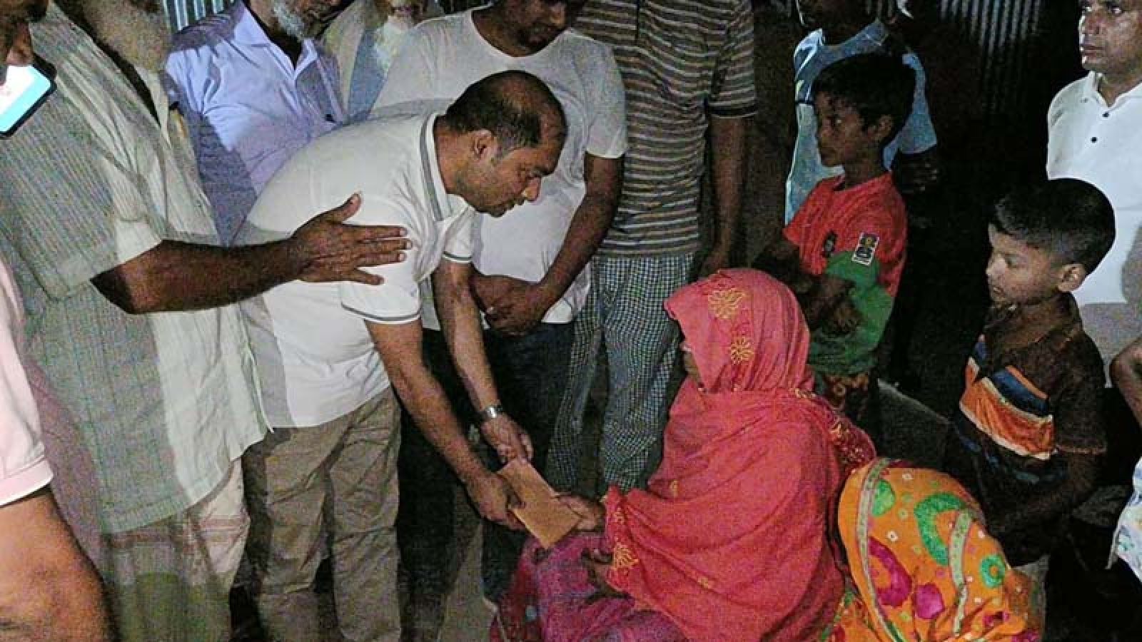 টাঙ্গাইলের সড়ক দুর্ঘটনায় নিহত শিবগঞ্জের নজরুলের পরিবারের পাশে প্রধানমন্ত্রীর বিশেষ সহকারী ড. সাইমুম