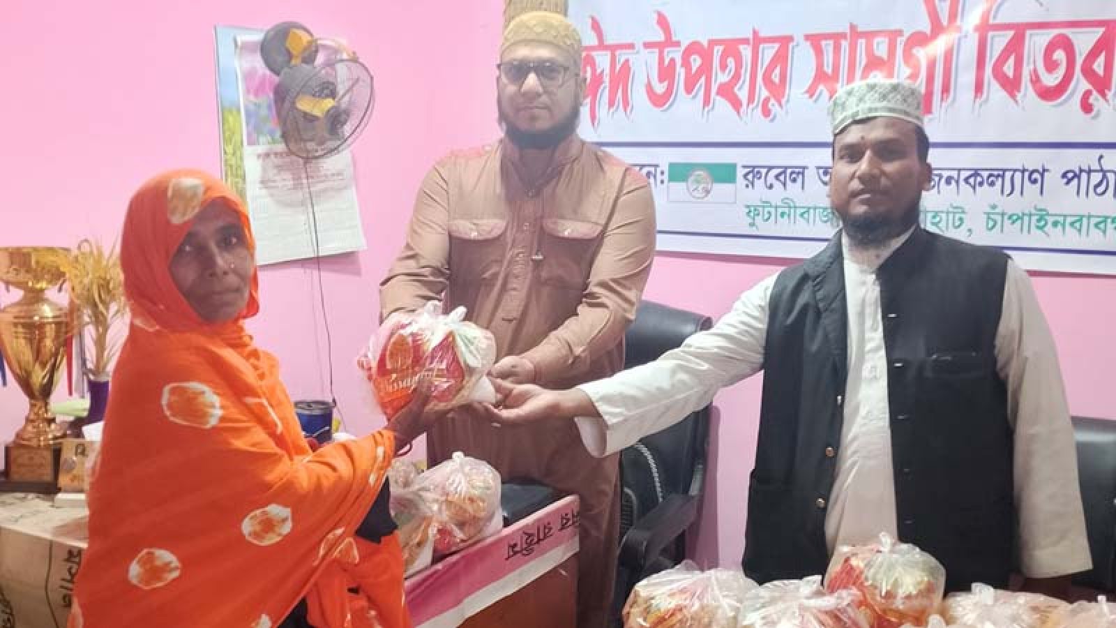 ভোলাহাটে রুবেল আহমদ জনকল্যাণ পাঠাগারের পক্ষ থেকে ইদ সামগ্রী বিতরণ