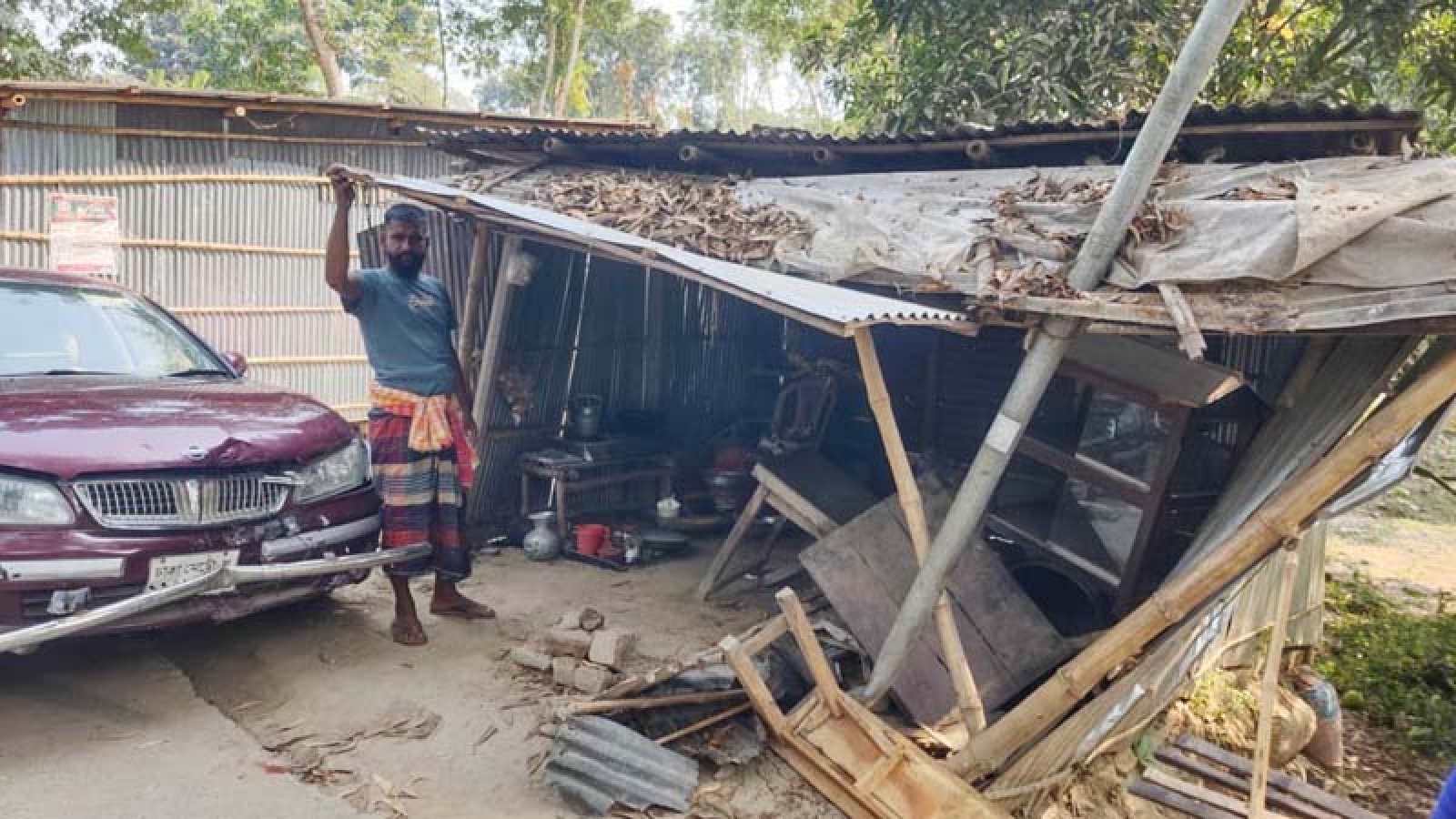 বাঘায় দোকানে ঢুকে গেল মাইক্রো, যুবক আহত
