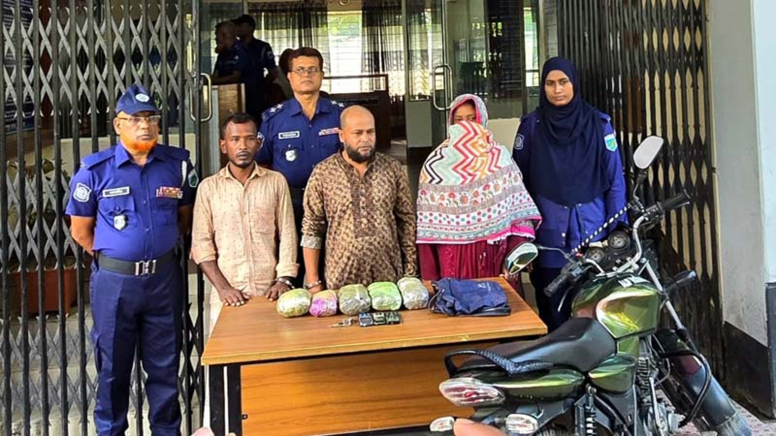লালপুরে স্বামী-স্ত্রীসহ ৩ মাদক ব্যবসায়ী গ্রেপ্তার