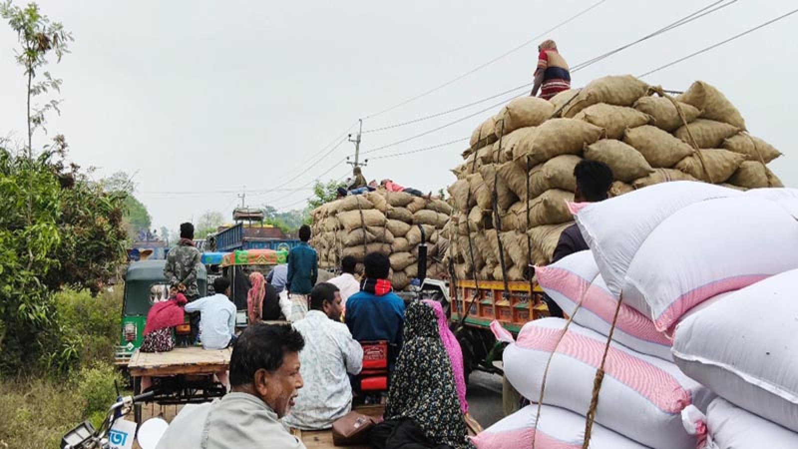 মান্দায় তেল কাণ্ডে মহাসড়ক অবরোধ, বাইকারদের তোপের মুখে সটকে পড়লেন ওসি