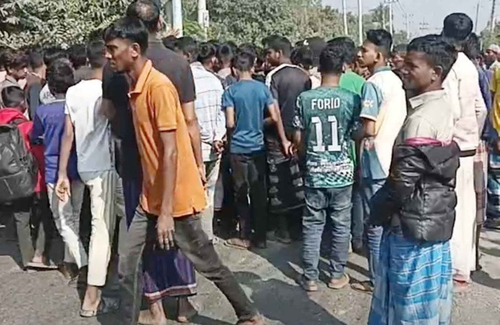 সিরাজগঞ্জে বাস-অটোরিকশা সংঘর্ষে গৃহবধূ নিহত, গাছের গুড়ি ফেলে সড়ক অবরোধ