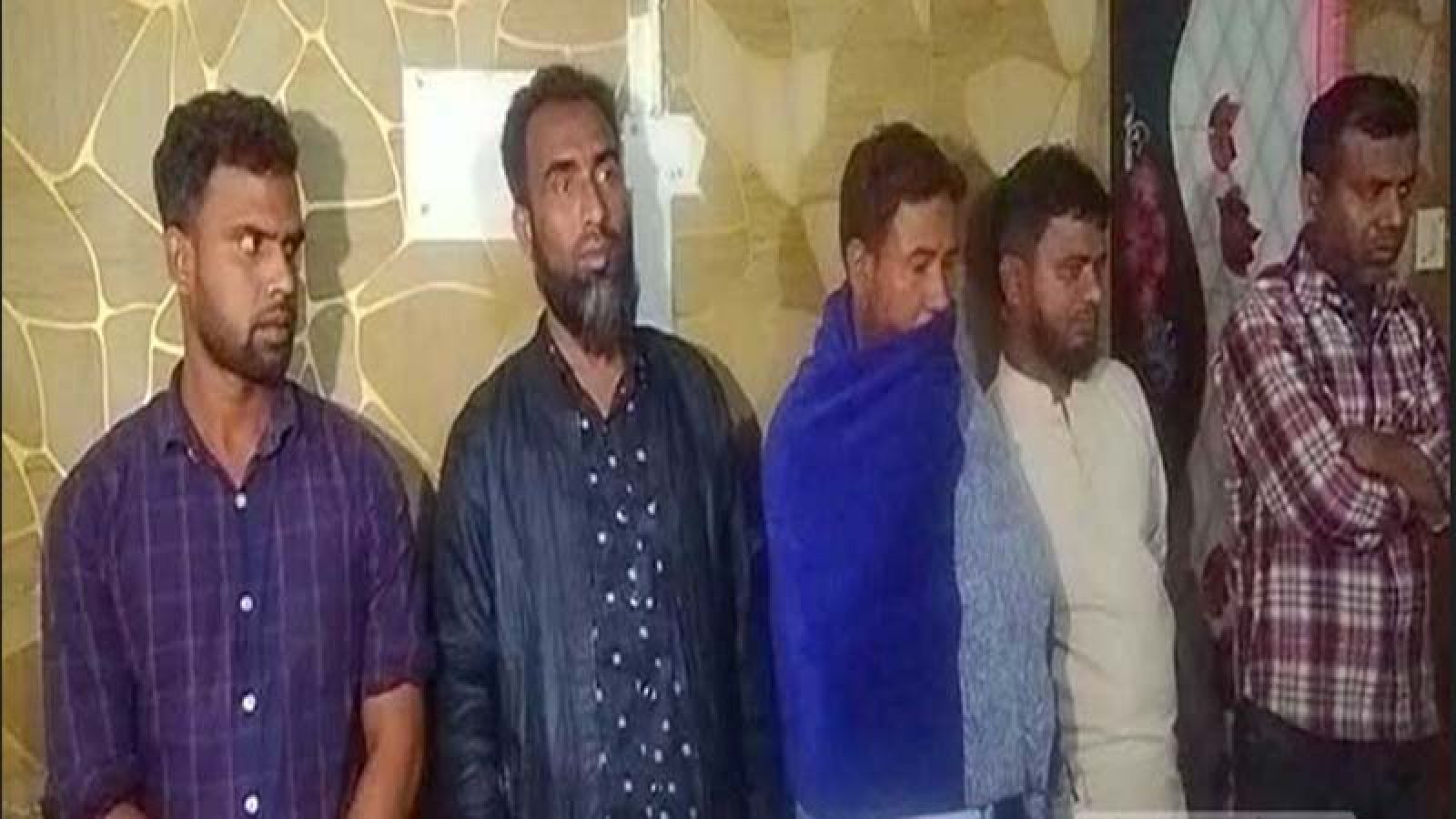 ‘তেল মজুদের চেষ্টা’: জামালপুরে ৩ হাজার ৫৩ লিটার পেট্রোলসহ আটক ৭