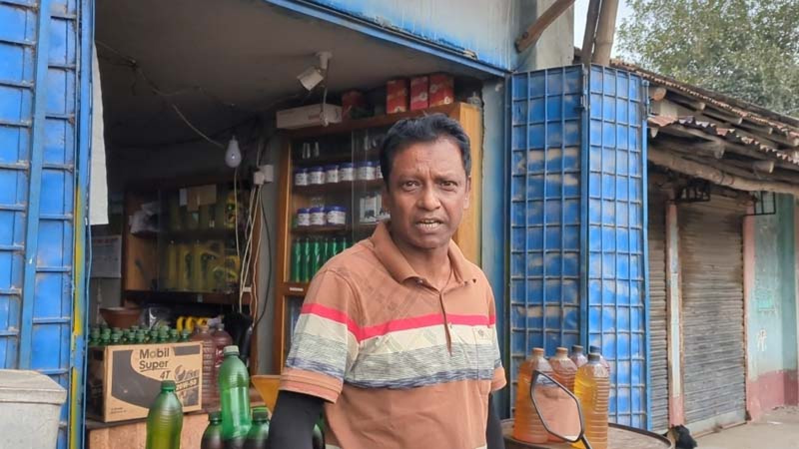 পার্বতীপুরে ১৪০ টাকায় তেল বিক্রি, প্রতিবাদে নামতেই সাংবাদিকের ফোন ছিনতাইয়ের চেষ্টা