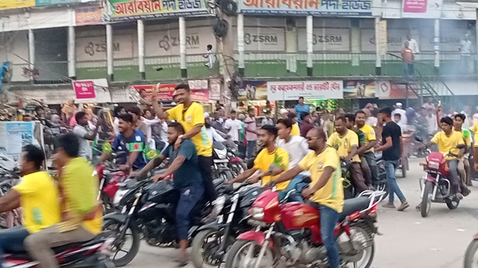 পত্নীতলায় ব্রাজিল সমর্থকদের বর্ণাঢ্য শোভাযাত্রা অনুষ্ঠিত