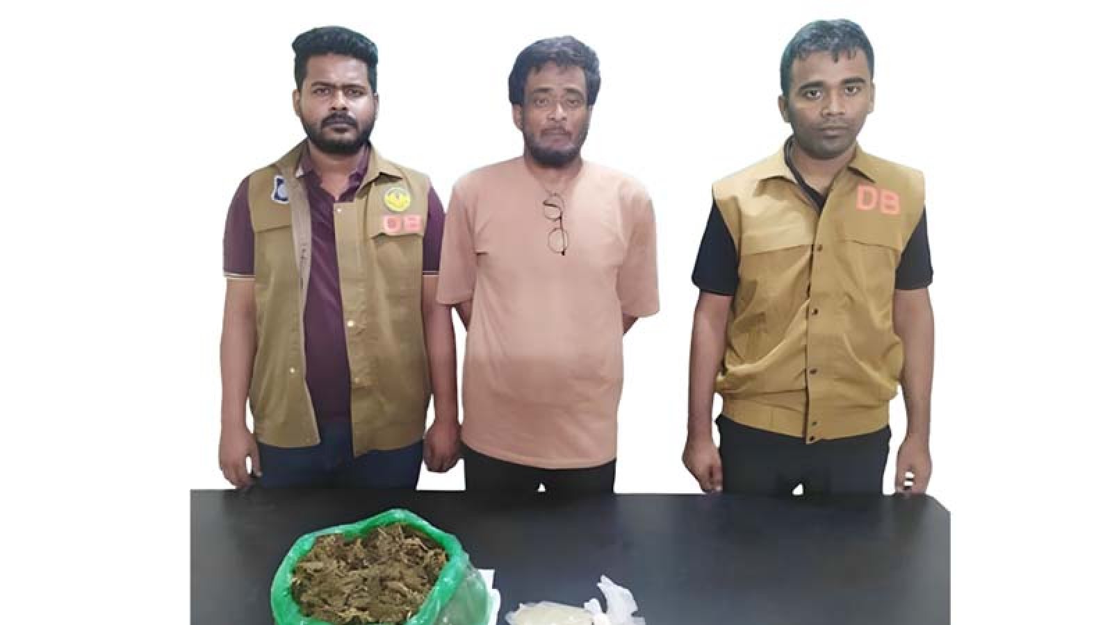 নগরীতে মাদক ব্যবসায়ী গ্রেপ্তার, গাঁজা উদ্ধার ও নগদ অর্থ জব্দ