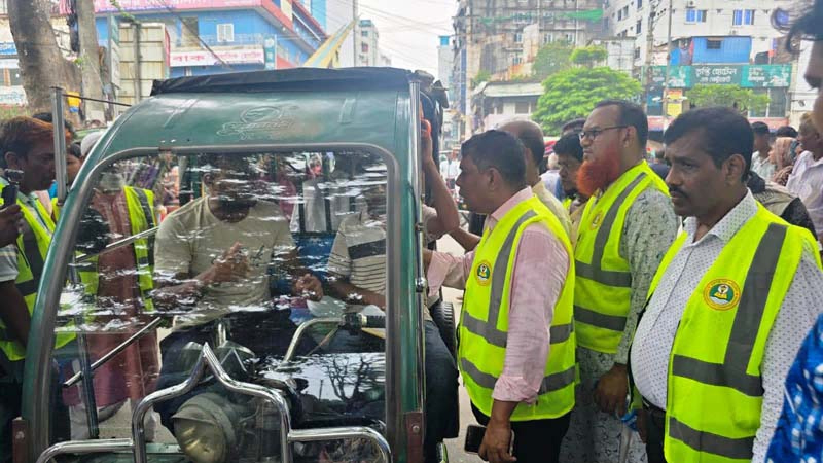 নগরীতে অটোরিকশার ভাড়া তদারকিতে মাঠে রাসিকের রাজস্ব বিভাগ