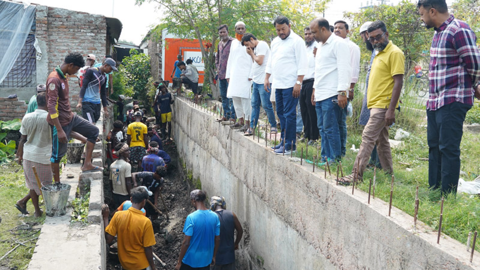 ড্রেন পরিষ্কার কার্যক্রম পরিদর্শনে রাসিক প্রশাসক