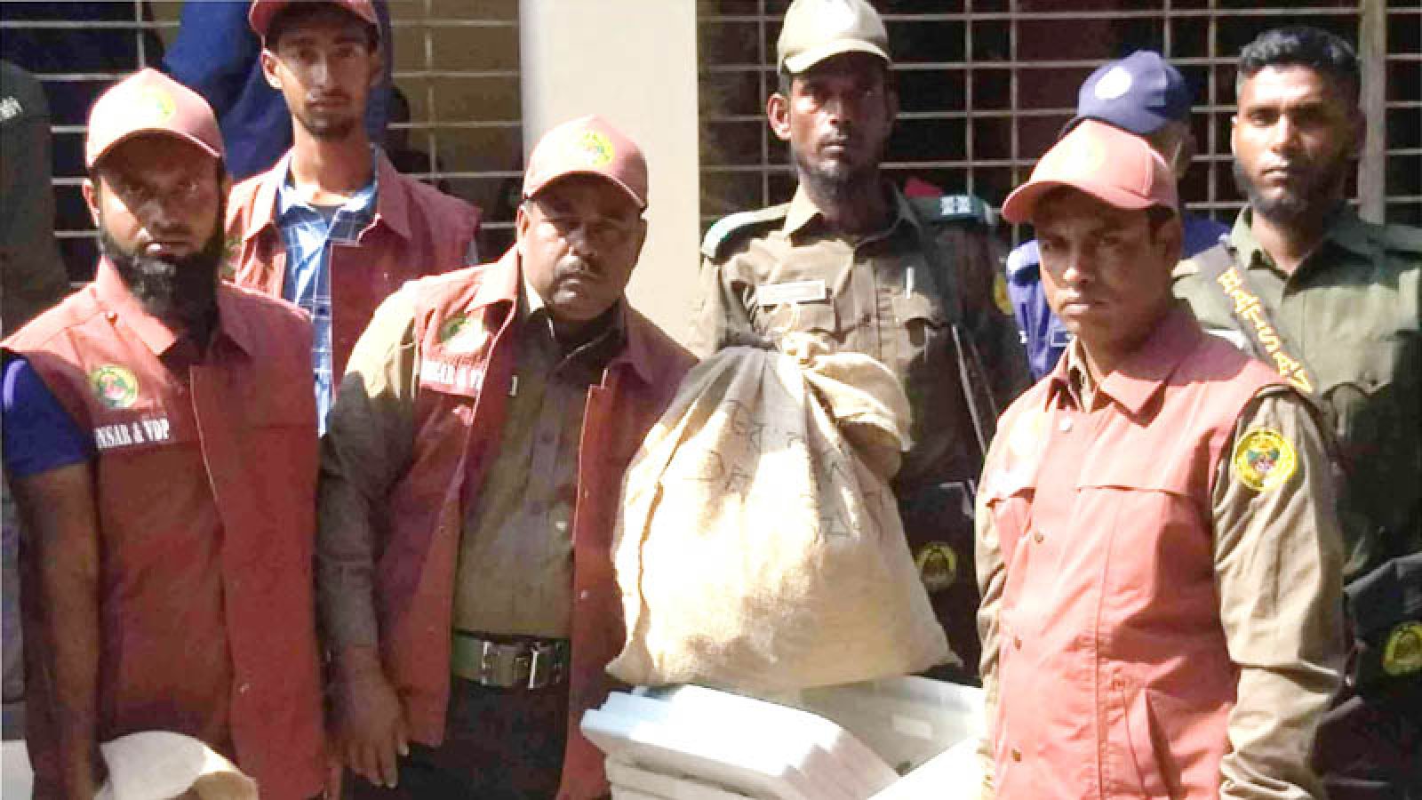 রাজশাহী-৬ আসনে ত্রয়োদশ জাতীয় সংসদ নির্বাচনের সরঞ্জাম বিতরণ