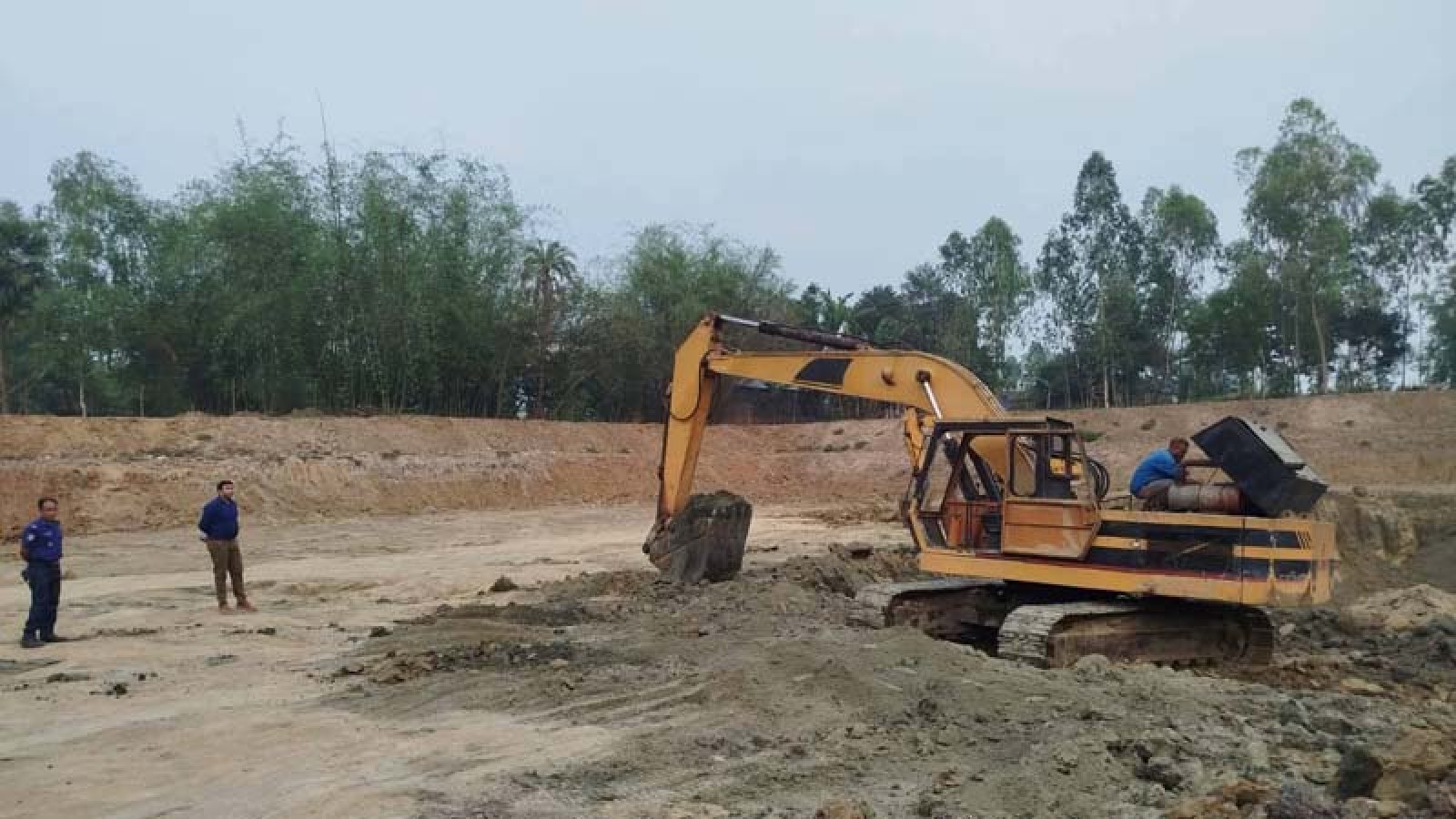 বগুড়ার শেরপুরে অবৈধ মাটি কাটায় ৩ জনের কারাদণ্ড, ট্রাক ও এক্সকাভেটর জব্দ