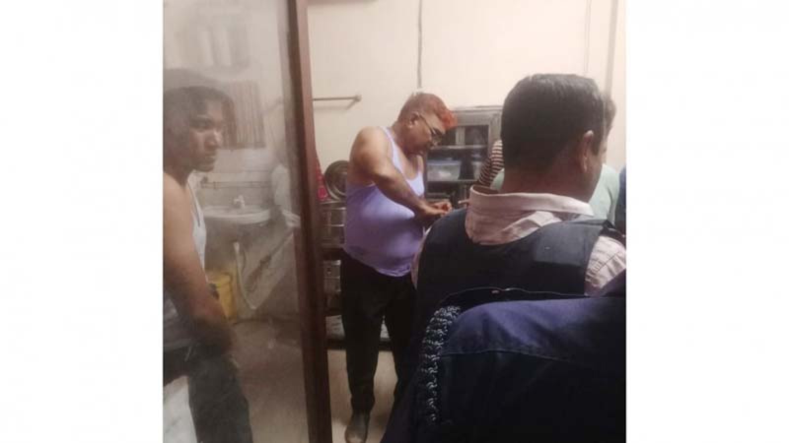 পদ্মা নদীতে সন্ত্রাসীদের গুলিতে ওসিসহ ৫ পুলিশ সদস্য আহত