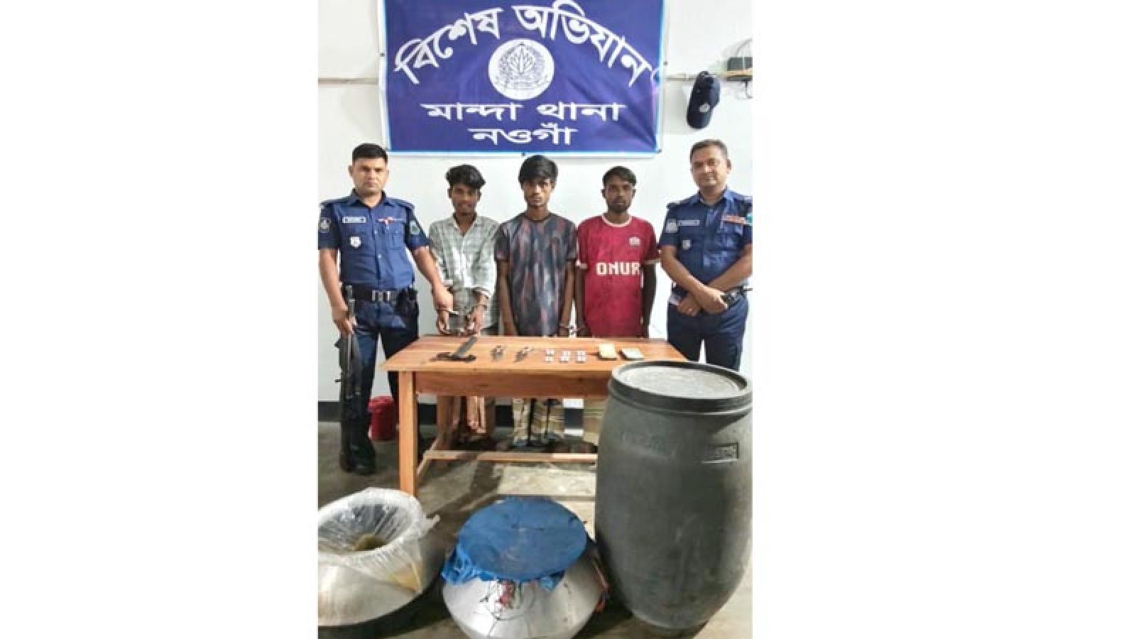 মান্দায় মাদক, দেশীয় অস্ত্রসহ কিশোর গ্যাঙের ৩ সদস্য গ্রেপ্তার