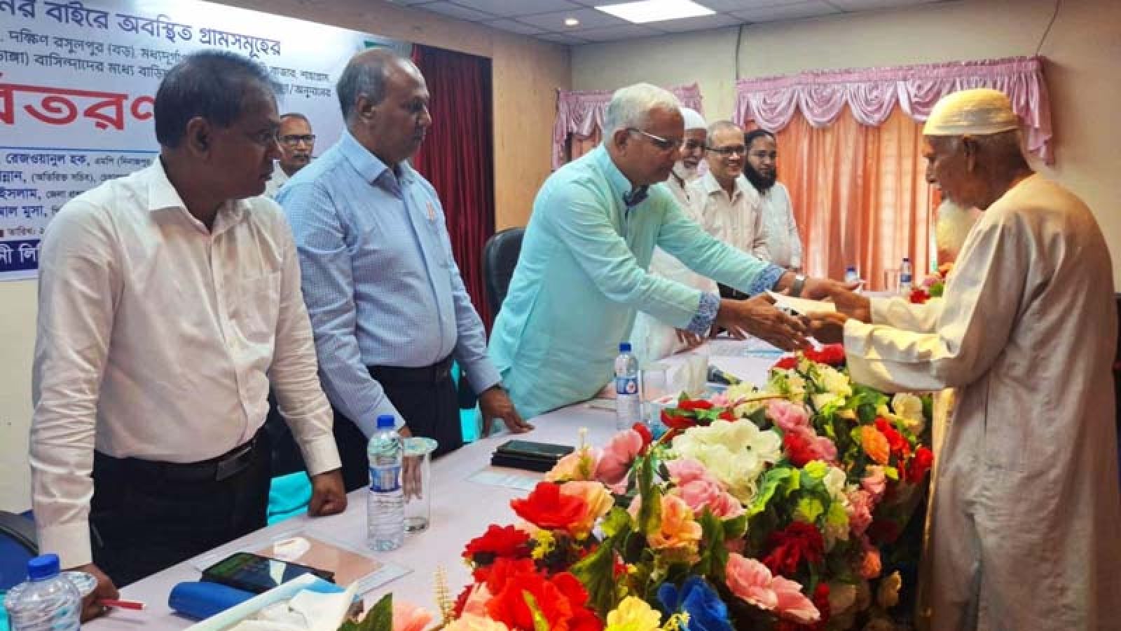 পার্বতীপুরের অনুদানের চেক বিতরণ