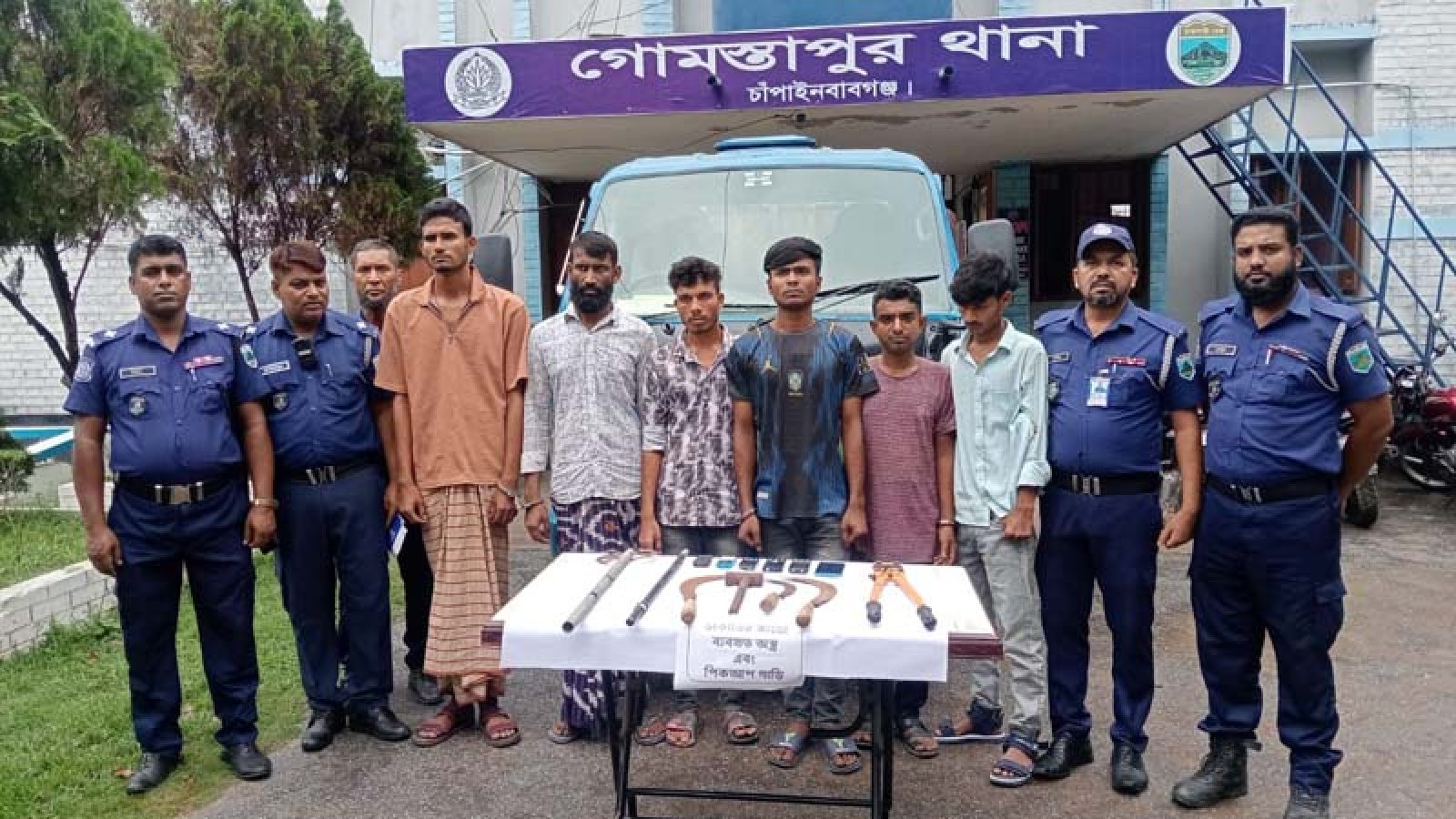 গোমস্তাপুরে আন্তঃজেলা গ্রুপের ৬ ডাকাত সদস্য গ্রেপ্তার