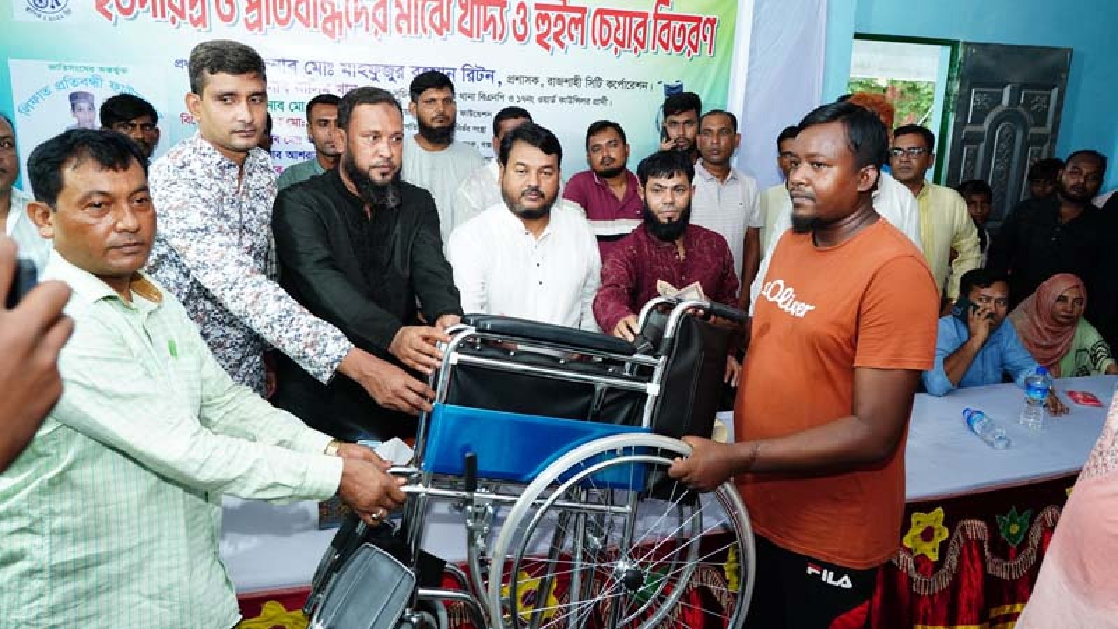 হতদরিদ্র ও প্রতিবন্ধীদের মাঝে খাদ্য সামগ্রী ও হুইলচেয়ার বিতরণ