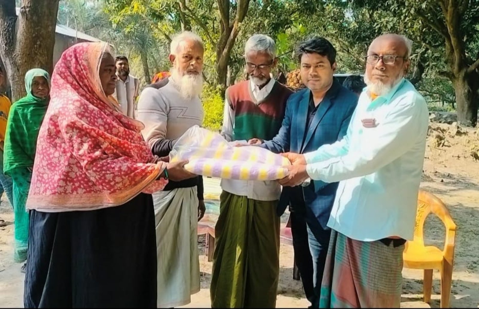 দুর্গাপুরে আইকন মানব কল্যাণ সেবা সংস্থার উদ্যোগে শীতবস্ত্র বিতরণ