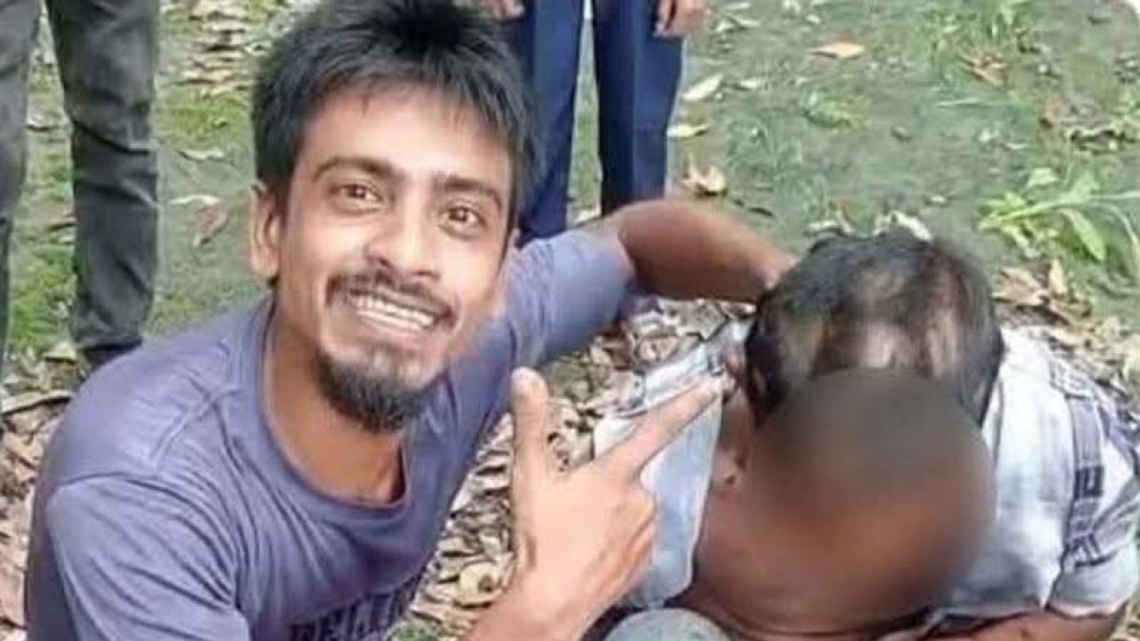 ঈশ্বরদীতে ফোন চুরির অভিযোগে ‘ভারসাম্যহীন’ তরুণের মাথার চুল কেটে নির্যাতন!