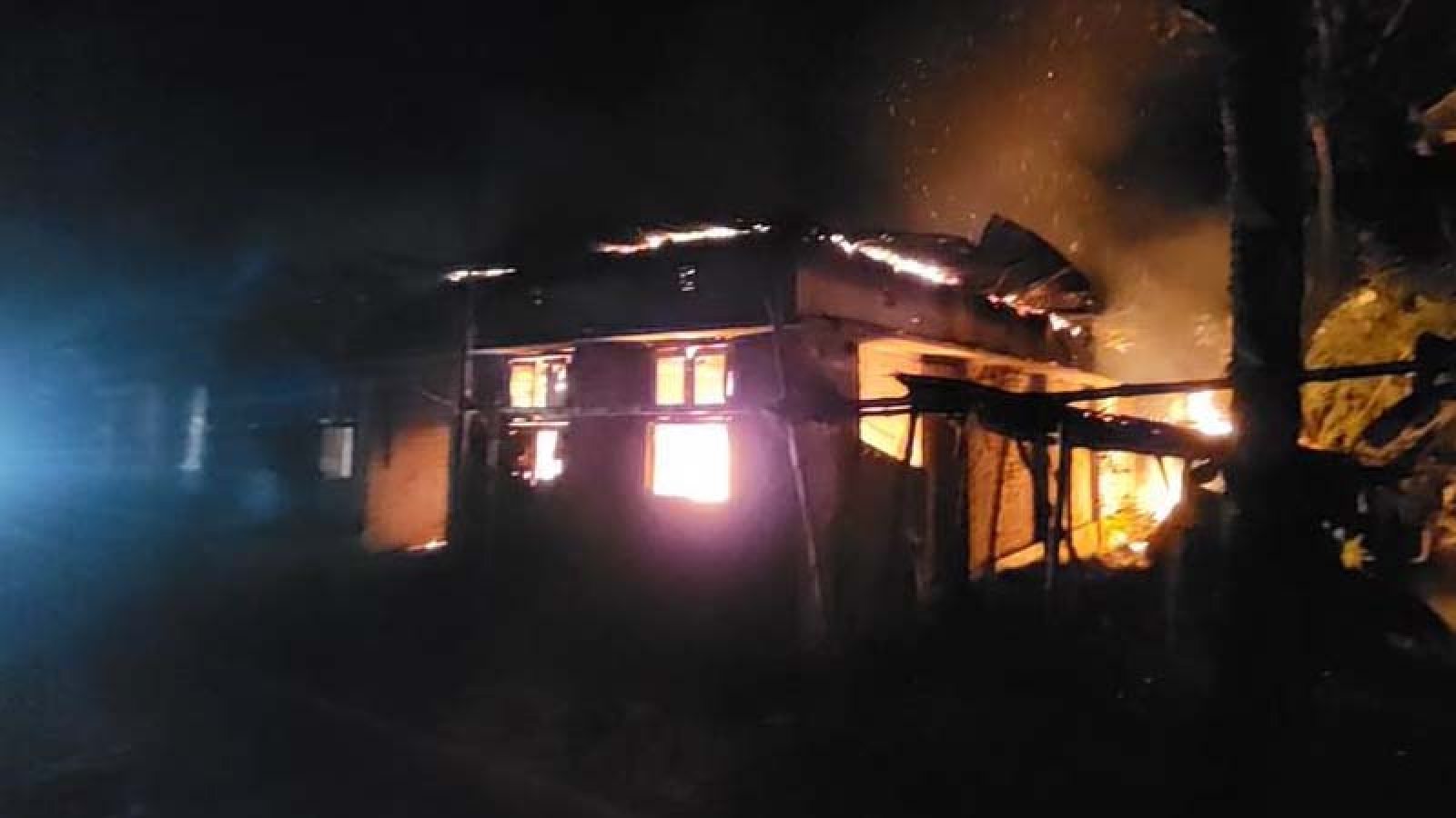 বাঘায় অগ্নিকাণ্ডে তিন পরিবারের ঘরবাড়ি ও মালামাল পুড়ে ছাই