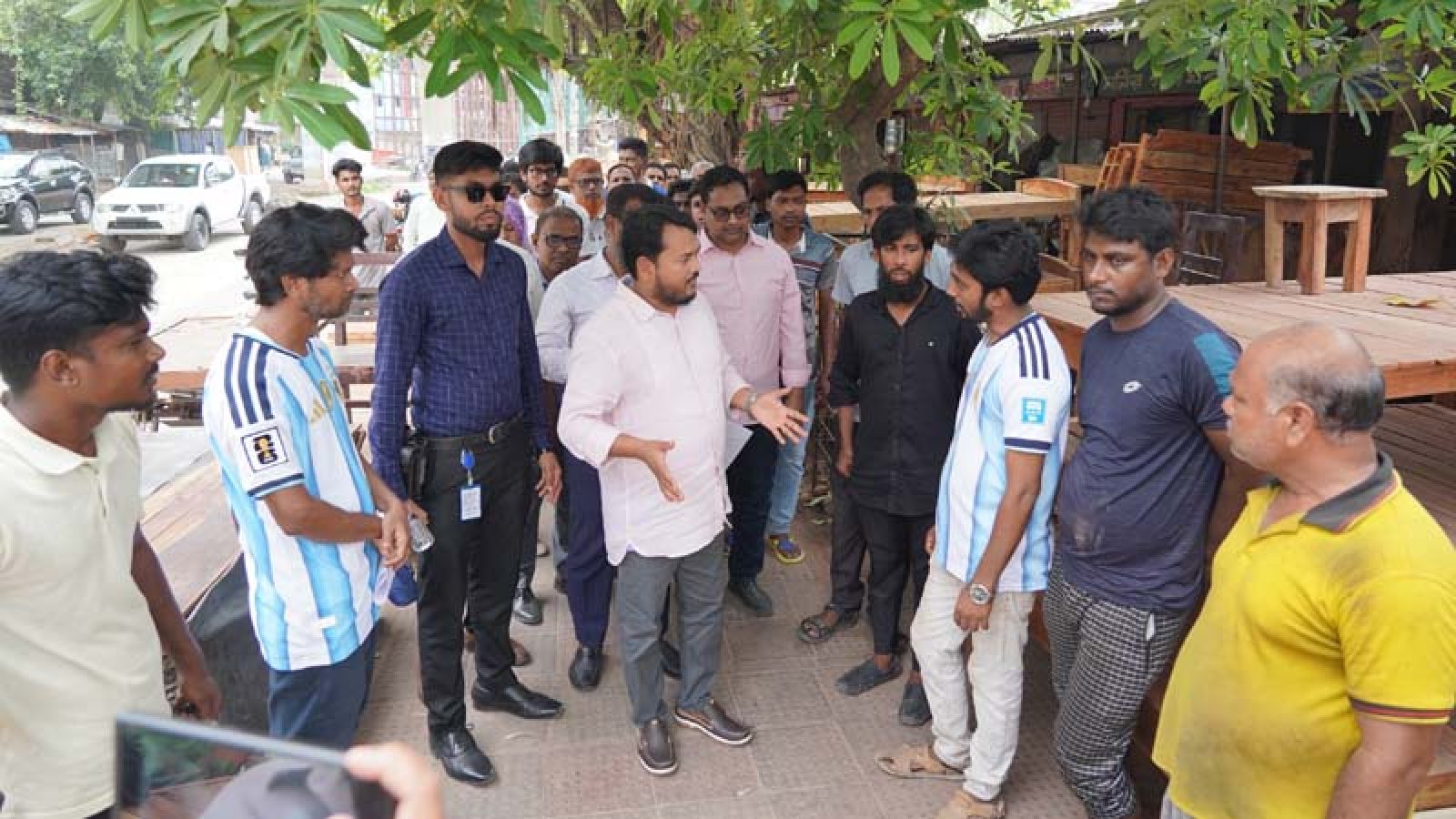 ফুটপাত দখলমুক্ত রাখতে ব্যবসায়ীদের সহযোগিতা চাইলেন রাসিক প্রশাসক