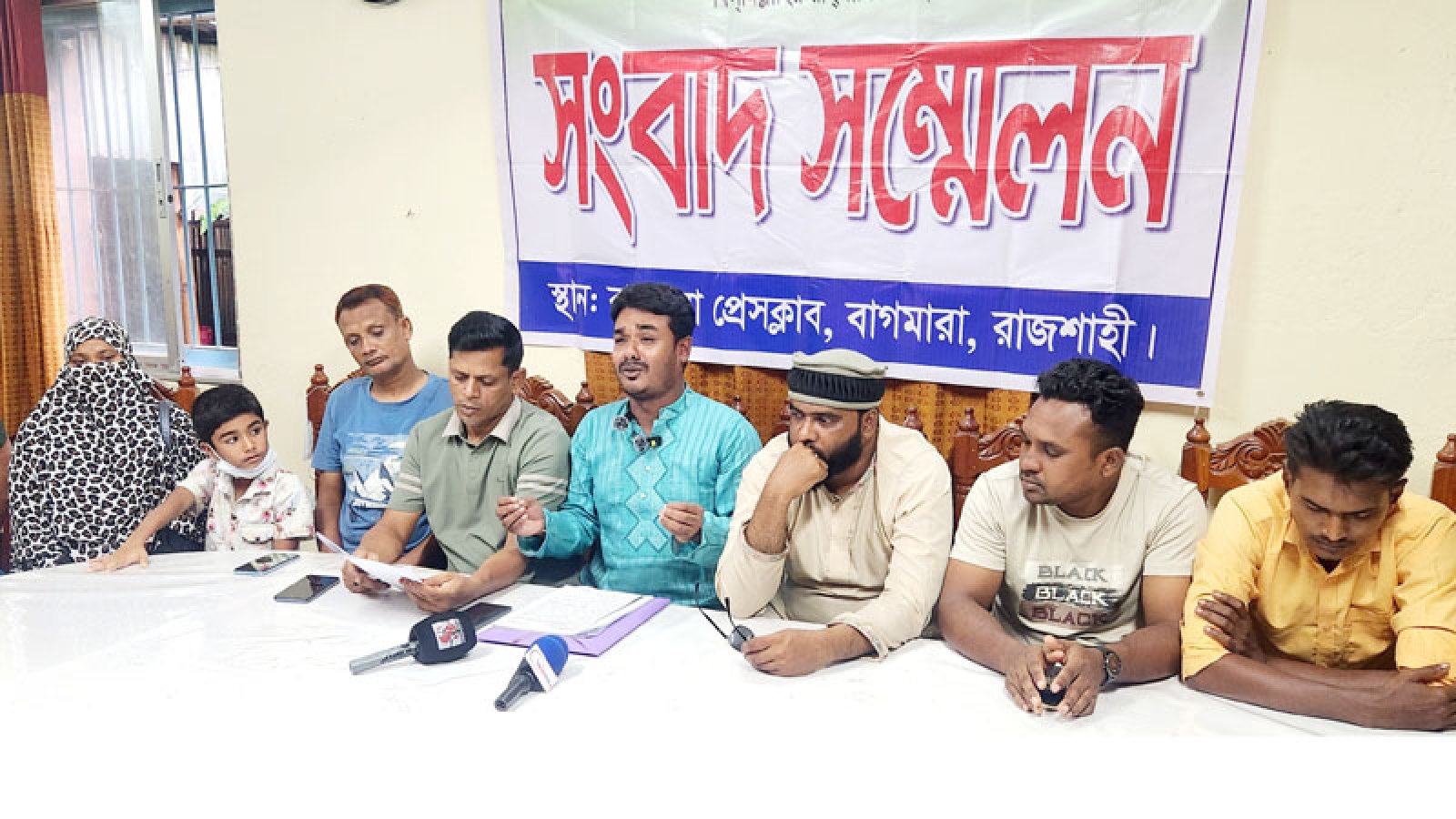 মামলার আসামিদের গ্রেপ্তারের দাবিতে বাগমারায় যুবদল নেতার সংবাদ সম্মেলন