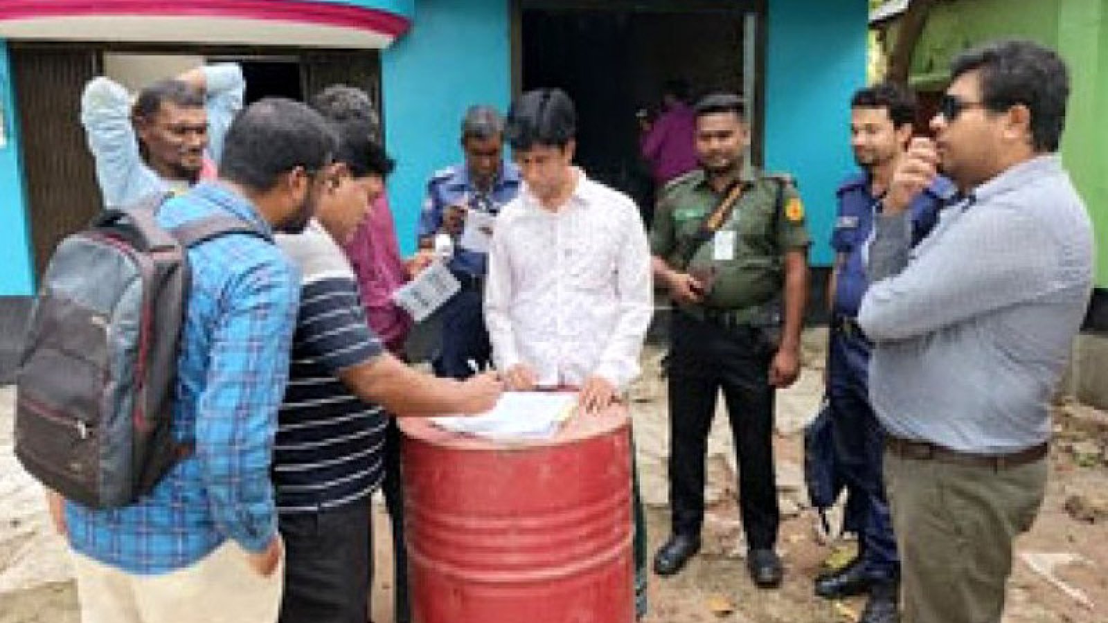 নাটোরে জ্বালানি তেল মজুদ করায় ব্যবসায়ীকে ১ লক্ষ টাকা জরিমানা