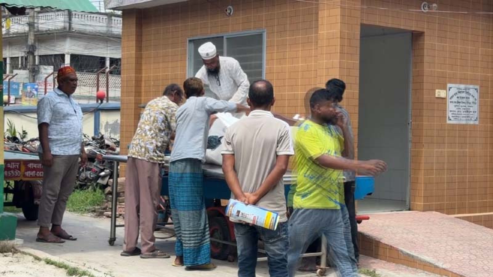 পাবনায় বাসের ধাক্কায় স্কুলছাত্র নিহত
