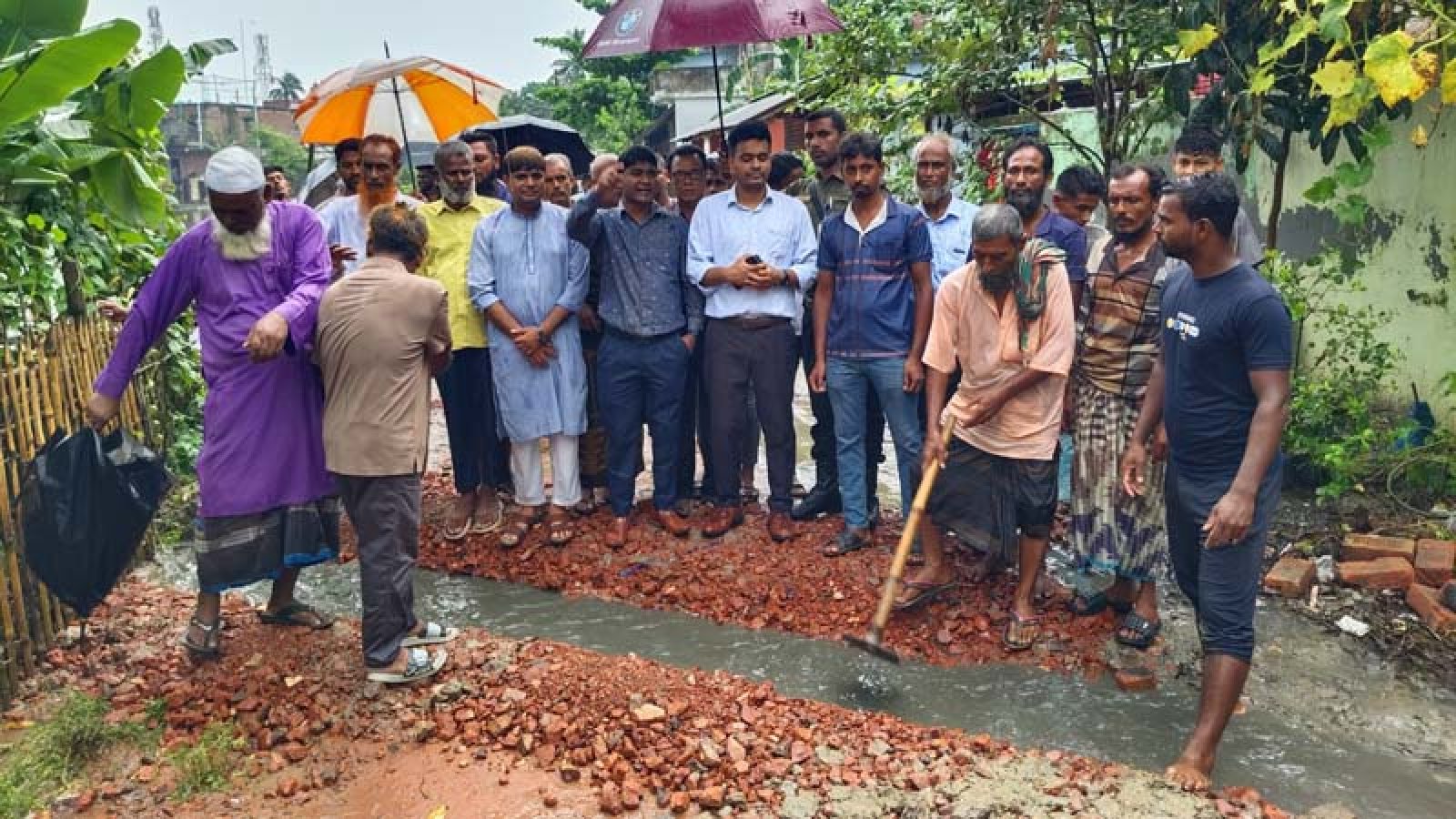 পানিবন্দি মানুষের পাশে ইউএনও, এক দিনের উদ্যোগে কাটল ২২ বছরের দুর্ভোগ