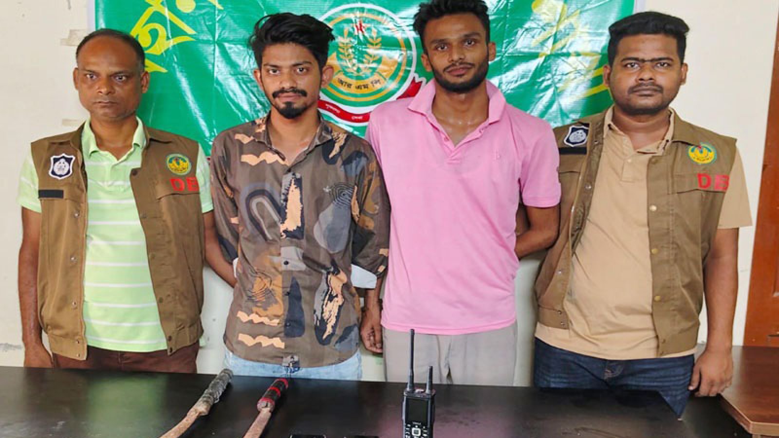 সরকারি কর্মচারীর ছদ্মবেশে ছিনতাইয়ের প্রস্তুতি, নগরীতে দুই যুবক গ্রেফতার