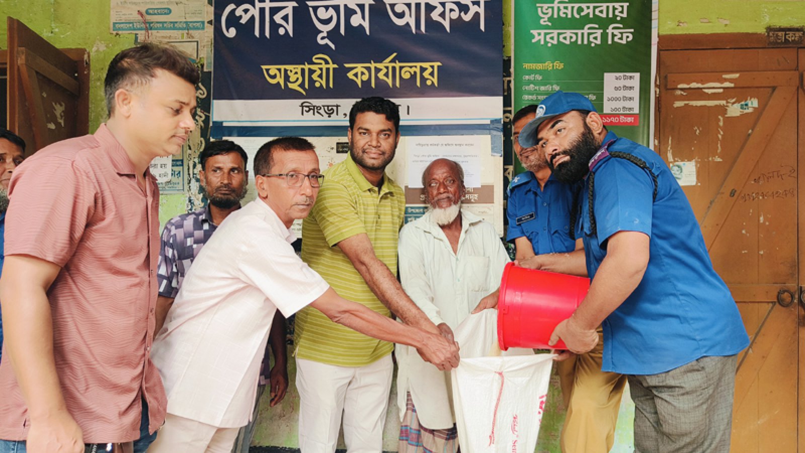 সিংড়ায় দুস্থদের মাঝে ভিজিএফ’র চাল বিতরণ