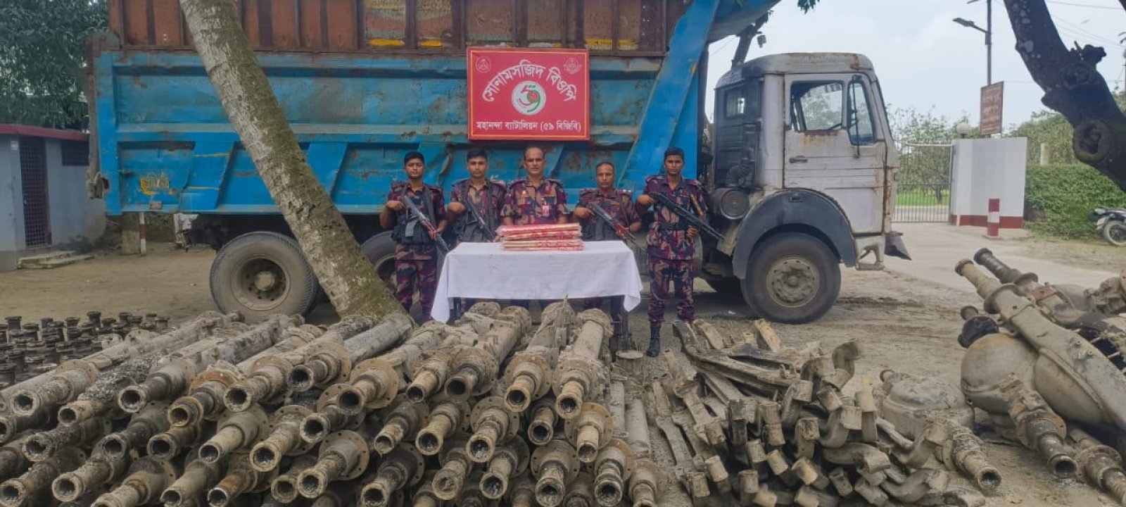 শিবগঞ্জ সীমান্তে ৩ কোটি টাকার চোরাচালানি পণ্য জব্দ  পাথরের নিচে ট্রাকের যন্ত্রাংশ, উদ্ধার ১৩৫ ভারতীয় মোবাইল ফোন