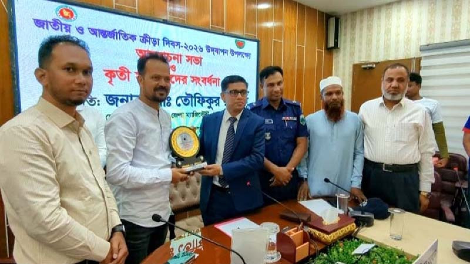‘বাংলা চ্যানেল’ পাড়ি দেয়া সাঁতারু জাহিদকে সংবর্ধনা