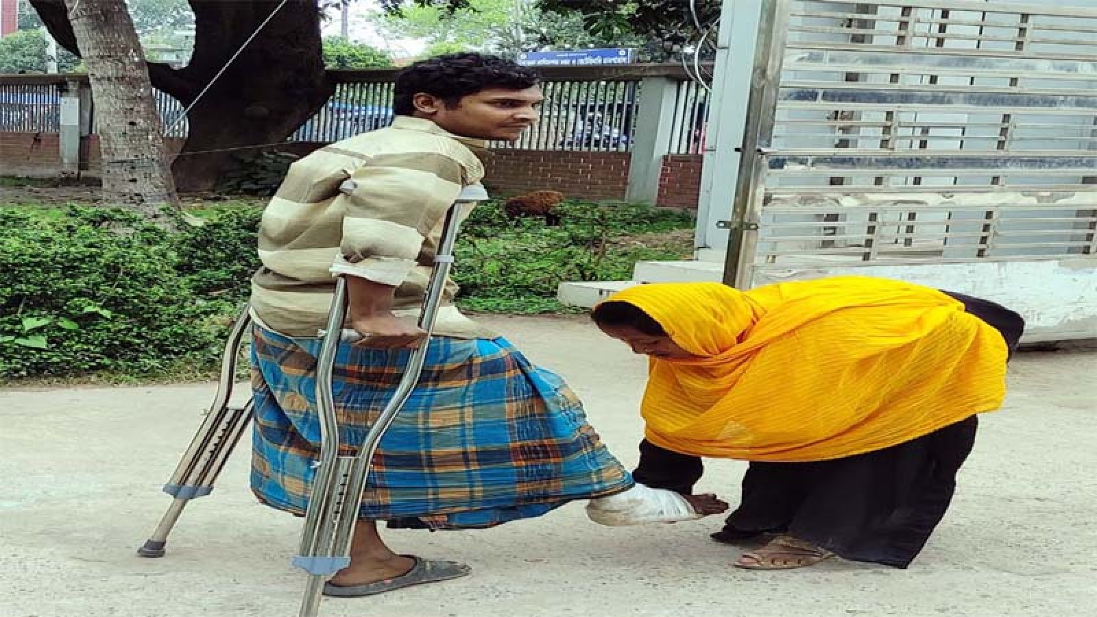 বদলগাছীতে অসুস্থ স্বামীকে পা ধরে হাঁটাচ্ছিলেন স্ত্রী