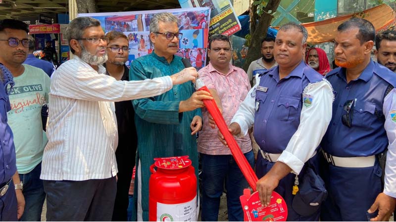 চাঁপাইনবাবগঞ্জে ট্রাফিক পুলিশসহ পথচারীদের পানি, ছাতা ও হাতপাখা বিতরণ