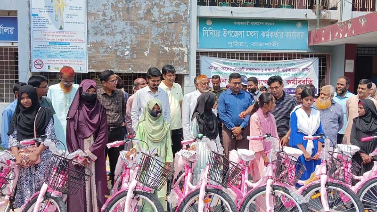 পুঠিয়ায় মেধাবী শিক্ষার্থীদের মাঝে সাইকেল বিতরণ