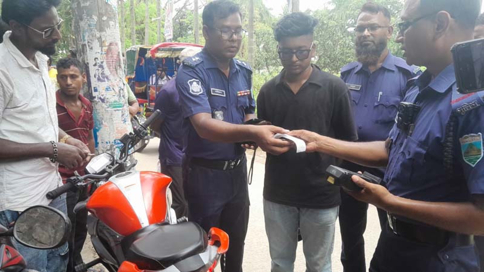 নওগাঁয় বিকট শব্দে বাইক চালানোর অপরাধে কিশোরের জরিমানা