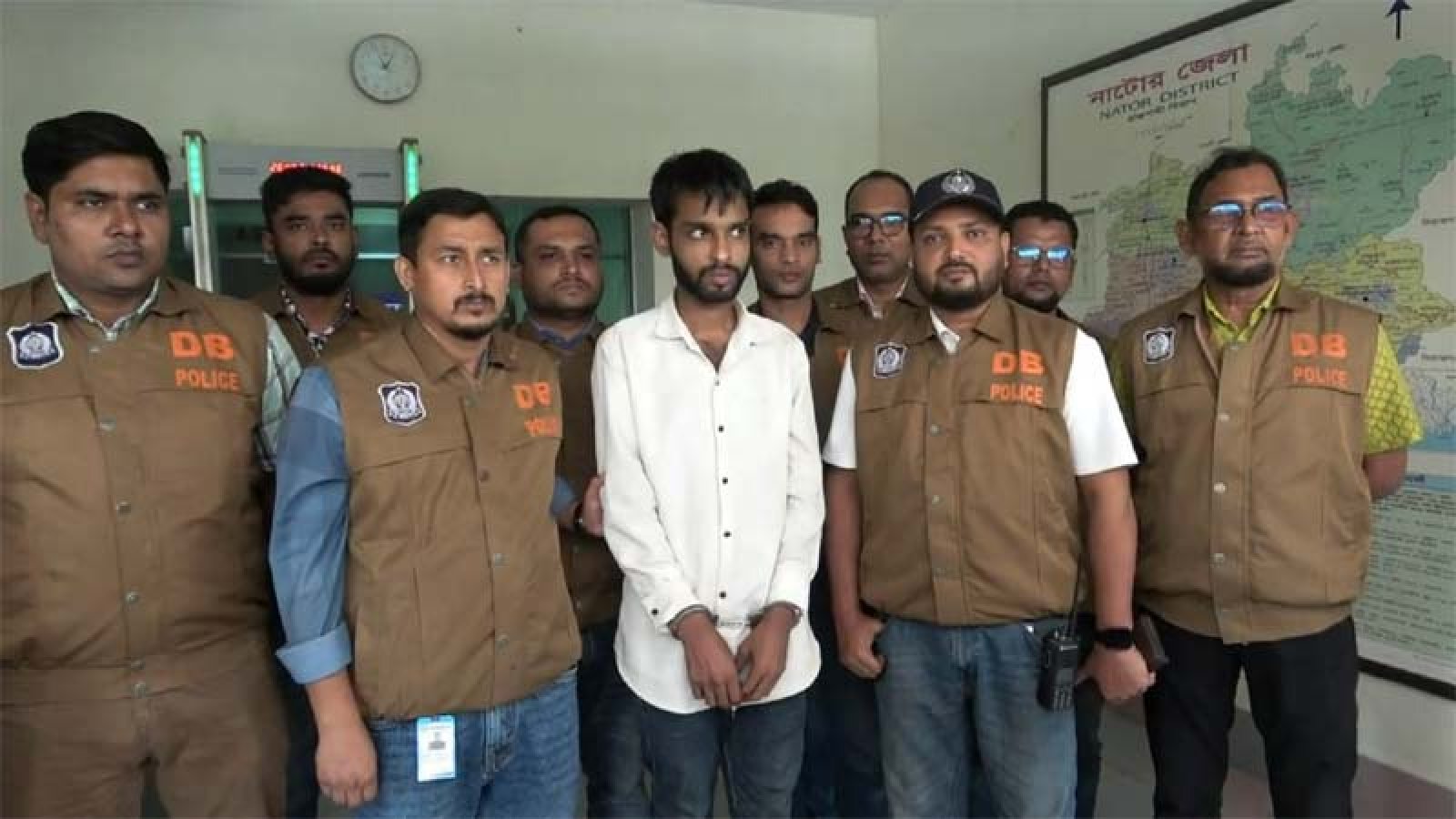 প্রধানমন্ত্রীর অতিরিক্ত প্রেস সচিবের স্টাফ পরিচয়ে প্রতারণা, নাটোরে গ্রেপ্তার