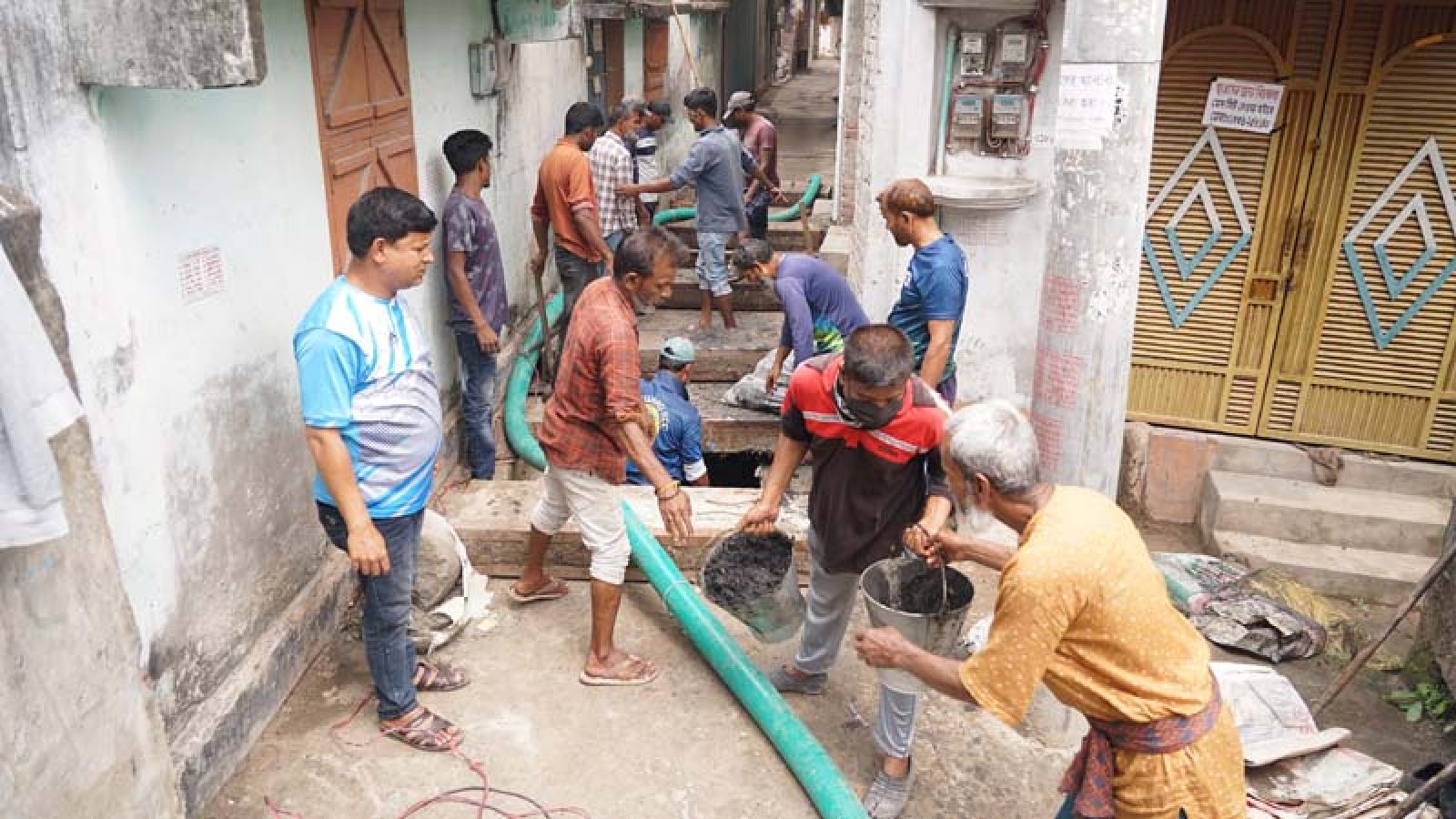 নগরীর হরিজন পল্লী এলাকার ড্রেনের কাদামাটি অপসারণ কাজ শুরু
